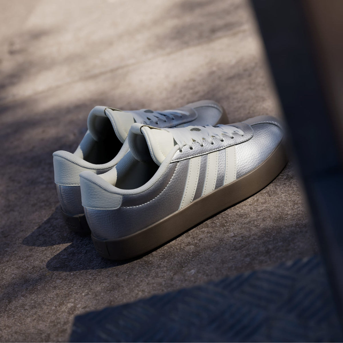 Argento metallizzato / Avorio / Gomma – foto HM6 – Adidas JQ7315