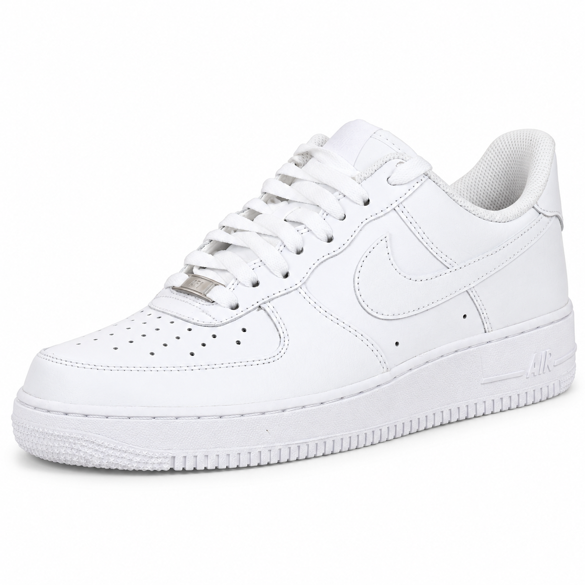 Nike Air Force 1 '07 Triple White – vista a tre quarti su fondo bianco